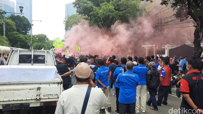 Demonstrasi di depan Kantor KPU, 21 Februari 2024. (Annisa Aulia Rahim/detikcom)