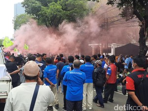 Ada Demonstrasi, Jalan di Depan KPU Ditutup Total