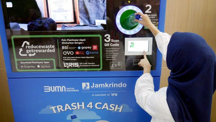 Dorong Penerapan ESG di Kantor dengan Daur Ulang Sampah Plastik Kantor pusat Jamkrindo terus meningkatkan keterlibatan pegawai dalam penerapan prinsip-prinsip ESG dengan mengenalkan mesin Trash4Cash.