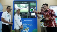 Direktur Operasional dan Jaringan Jamkrindo Suwarsito, Direktur Keuangan dan Investasi Jamkrindo Alia Nur Fitri, Corporate Communication plasticpay Imam Pesuwaryantoro dan Direktur Utama Jamkrindo Akhmad Purwakajaya (dari kiri) berbicang usai mencoba mesin penukaran sampah botol plastik saat peluncuran program Trash4Cash di Gedung Jamkrindo, Kemayoran, Jakarta, Rabu (21/2/2024).