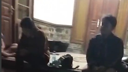 Dua pengendara mengaku dikejar begal di Jalan Raya Tusan-Bakas menyelamatkan diri ke rumah warga, Rabu dini hari (21/2/2024). (Tangkapan layar video viral)