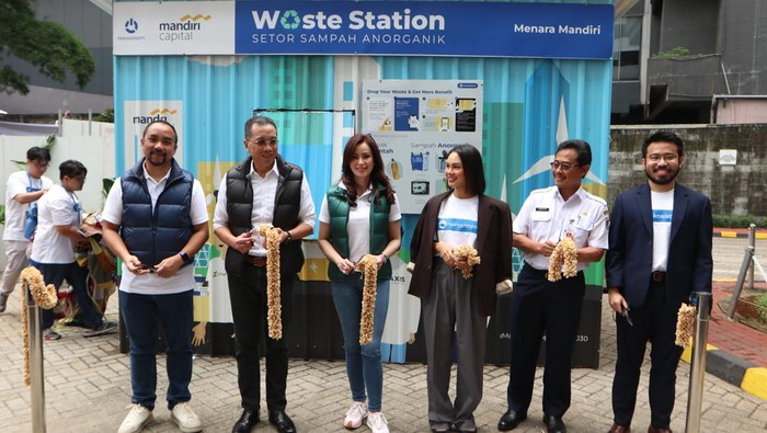 Dukung Net Zero Emission Lewat MCI Waste Station Bank Mandiri mendukung upaya pemerintah Indonesia mencapai nol emisi karbon atau net zero emission (NZE) di tahun 2030 dengan meresmikan penggunaan Mandiri Capital Indonesia (MCI) Waste Station di Menara Mandiri, di Jakarta, Rabu (21/02/2024). MCI Waste Station merupakan kolaborasi antara MCI dengan Rekosistem.