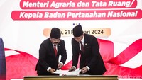 AHY dan Hadi menandatangani dokumen sertijab. AHY yang juga menjabat sebagai Ketum Partai Demokrat (PD) dilantik Presiden Jokowi hari ini. 