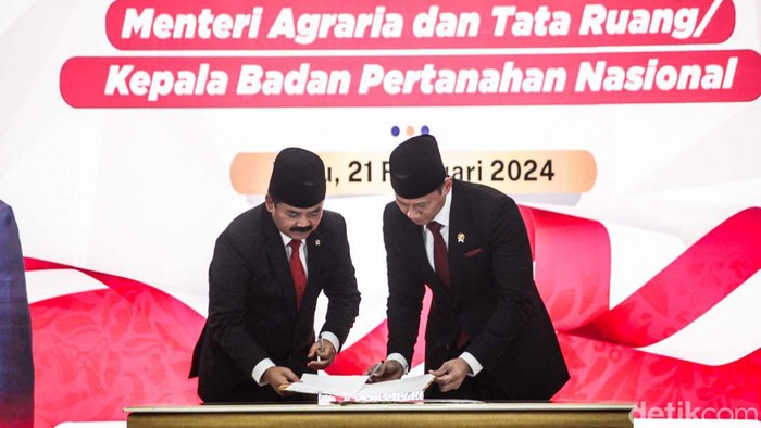Ekspresi AHY Usai Sertijab Jadi Menteri ATR/BPN Agus Harimurti Yudhoyono (AHY) resmi jadi Menteri Agraria dan Tata Ruang (ATR)/Kepala Badan Pertanahan Nasional. Hadi Tjahjanto menyerahkan jabatannya kepada AHY.