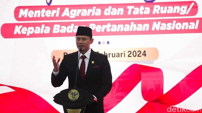 Agus Harimurti Yudhoyono (AHY) resmi jadi Menteri Agraria dan Tata Ruang (ATR)/Kepala Badan Pertanahan Nasional. Hadi Tjahjanto menyerahkan jabatannya kepada AHY.