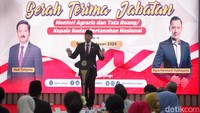 AHY menyampaikan terima kasihnya kepada Hadi yang sudah bekerja dengan baik selama 1 tahun 8 bulan menjabat. 