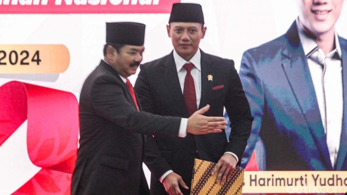 Agus Harimurti Yudhoyono (AHY) resmi jadi Menteri Agraria dan Tata Ruang (ATR)/Kepala Badan Pertanahan Nasional. Hadi Tjahjanto menyerahkan jabatannya kepada AHY.