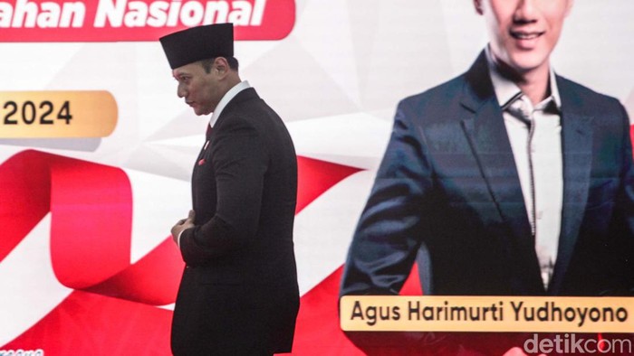 Agus Harimurti Yudhoyono (AHY) resmi jadi Menteri Agraria dan Tata Ruang (ATR)/Kepala Badan Pertanahan Nasional. Hadi Tjahjanto menyerahkan jabatannya kepada AHY.
