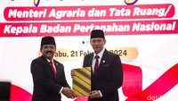 AHY dan Hadi Tjahjanto melaksanakan serah terima jabatan (sertijab) sebagai Menteri ATR/Kepala BPN di Jakarta, Rabu (21/2/2024). Hadi resmi berpindah tugas sebagai Menteri Koordinator bidang Politik, Hukum, dan Keamanan (Menko Polhukam).