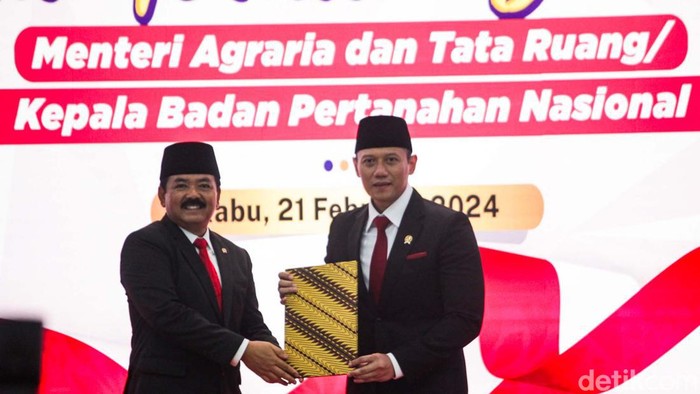 Agus Harimurti Yudhoyono (AHY) resmi jadi Menteri Agraria dan Tata Ruang (ATR)/Kepala Badan Pertanahan Nasional. Hadi Tjahjanto menyerahkan jabatannya kepada AHY.