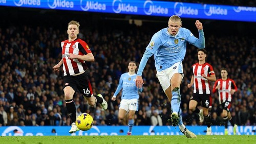 Soccer Football - Premier League - Manchester City v Brentford - Etihad Stadium, Manchester, Britain - February 20, 2024 Manchester Citys Erling Braut Haaland scores their first goal Action Images via Reuters/Lee Smith NO USE WITH UNAUTHORIZED AUDIO, VIDEO, DATA, FIXTURE LISTS, CLUB/LEAGUE LOGOS OR LIVE SERVICES. ONLINE IN-MATCH USE LIMITED TO 45 IMAGES, NO VIDEO EMULATION. NO USE IN BETTING, GAMES OR SINGLE CLUB/LEAGUE/PLAYER PUBLICATIONS.