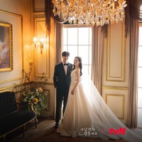 Park Min Young terlihat anggun bak Disney princess memakai gaun putih berekor panjang dengan tiara mewah di kepalanya. Sang aktris selalu terlihat serasi dengan aktor yang menjadi lawan mainnya. Foto: dok. tvN