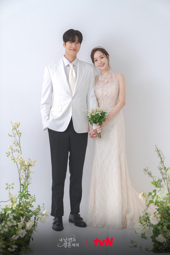 Drama Korea Marry My Husband resmi tamat Selasa (20/2/2024) malam dengan akhir yang bahagia. Pemain utamanya, Park Min Young dan Na In Woo akhirnya menikah dan hidup bahagia selamanya. Foto: dok. tvN