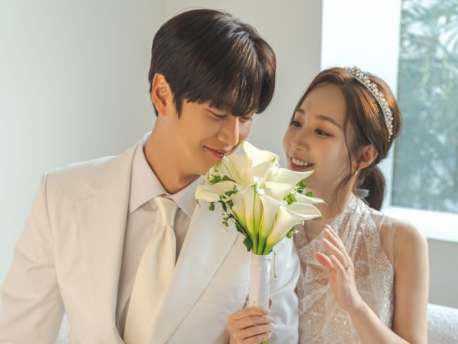 Foto pernikahan Park Min Young dan Na In Woo, pasangan drama Korea Marry My Husband