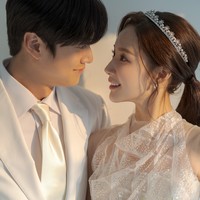 Setelah melangsungkan pernikahan fiktif di Marry My Husband episode 16, tvN membagikan foto spesial Park Min Young dan Na In Woo yang terlihat bak pengantin sungguhan karena chemistry-nya. Foto: dok. tvN