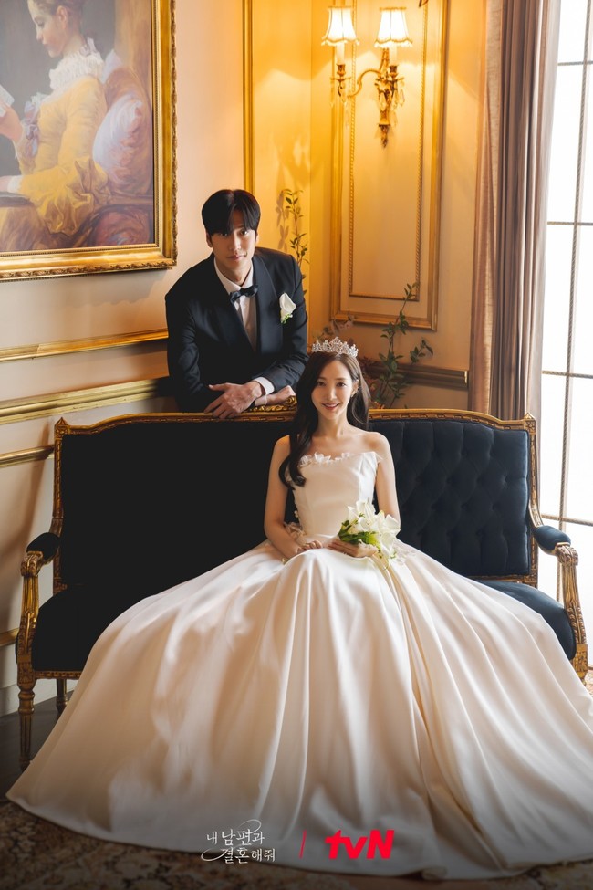 “Nikah di real life lucu kali ya ☺️” “Kaya beneran dong 😍😍” “Udah nikah beneran ajah❤️❤️❤️” “Yg biasa senin kutunggu, sekarang jadi senin penuh halu... Ditunggu drama baru lagi teteh.. 💙” komentar sejumlah netizen di bawah postingan Instagram Park Min Young. Foto: dok. tvN