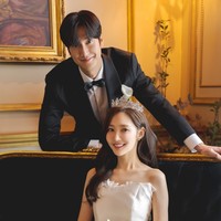 Na In Woo, yang akan segera melaksanakan wajib militer terlihat tampan memakai setelan jas hitam. Aktor kelahiran tahun 1994 itu meminta izin kepada pihak militer untuk berangkat wamil setelah pulang berlibur dari Vietnam bersama pemain drama Korea Marry My Husband. Foto: dok. tvN