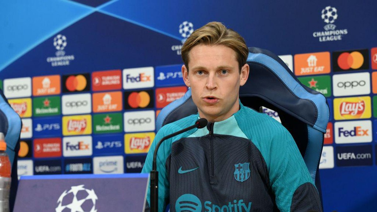 Frenki de Jong bantah bakal tinggalkan Barcelona (Getty Images/Ciro Sarpa)