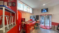 Fumo Chicken Bar pertama kali buka di Cipete, lalu kini di Melawai Plaza. Interiornya serba merah dan putih yang mencuri perhatian. Foto: Andi Annisa DR/detikfood
