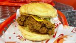 Yummy! Burger Massvile dan Chicken Wings Nashville Ada di Sini!