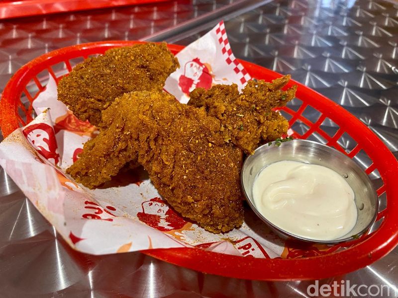 Fumo Chicken Bar: Burger Massvile dan Chicken Wings Nashville yang Pedas Juicy