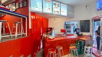 Fumo Chicken Bar adalah usaha milik 3 anak muda. Awalnya berdiri 2 tahun lalu. Pemiliknya ingin memperkenalkan Nashville hot chicken yang enak menurut mereka. Foto: Andi Annisa DR/detikfood