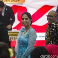 Sementara AHY yang menggantikan Hadi Tjahjanto tampil resmi dengan setelan berjas dan dasi merah, Annisa dan Almira kompak dalam balutan kebaya biru langit. Usai pelantikan, mereka menghadiri sertijab Menteri ATR/BPN dengan busana yang sama. (Foto: Andhika Prasetia/detikcom)