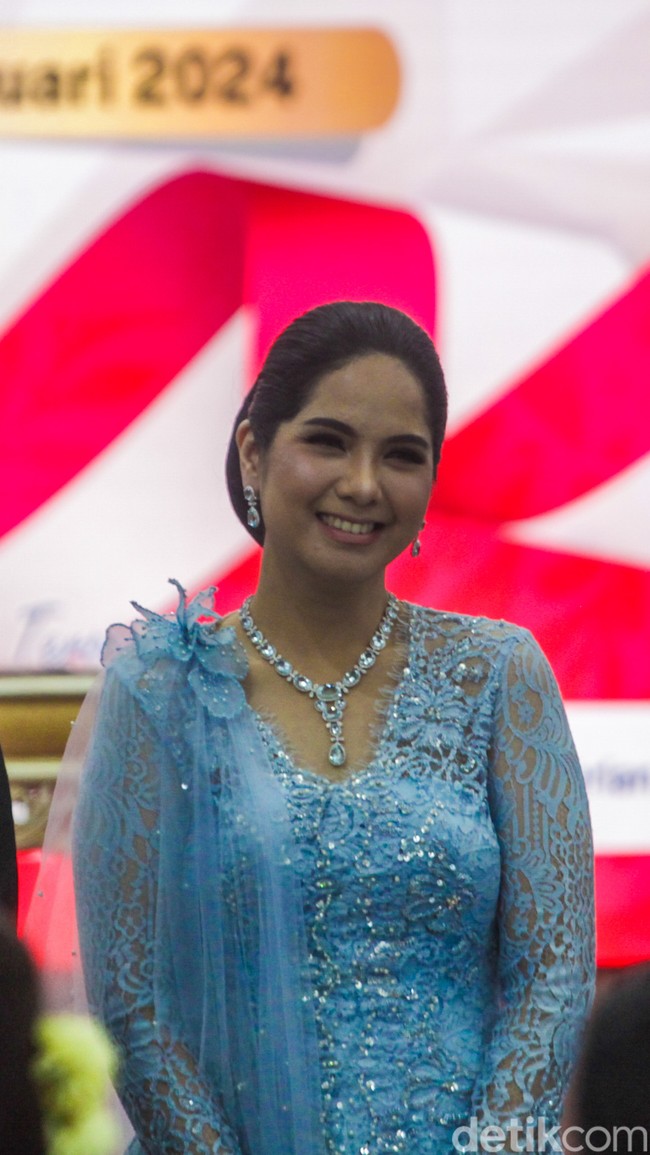 Saat pelantikan AHY, kebaya korset berlapis penuh brokat itu hadir dengan aksentuasi pada bahu kanan berupa kain tille yang menjuntai menyerupai selendang. Bagian atasnya dipermanis dekorasi bunga tiga dimensi. Begitu pula kebaya yang Almira pakai. (Foto: Andhika Prasetia/detikcom)