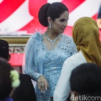 Annisa menyempurnakan gaya ayunya dengan rambut yang disanggul, serta riasan on-point oleh makeup artist langganannya, Barry Irawan. Tidak ketinggalan perhiasan statement berupa anting, kalung, hingga cincin berlian berhiaskan batu yang senada dengan warna biru langit kebayanya. (Foto: Andhika Prasetia/detikcom)