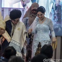 Warna yang sama juga menjadi pilihan Prabowo Subianto dan Gibran Rakabuming Raka untuk seragam kampanye di Pemilihan Umum 2024 karena merepresentasikan filosofi perdamaian. Demokrat, partai yang diketuai AHY, termasuk dalam koalisi yang mengusung Prabowo-Gibran sebagai presiden dan calon wakil presiden. (Foto: Andhika Prasetia/detikcom)