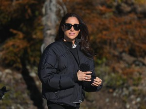 Gaya Meghan Markle Pakai Jaket Hermes Rp 60 Juta, Dipakai Buat Naik Gunung