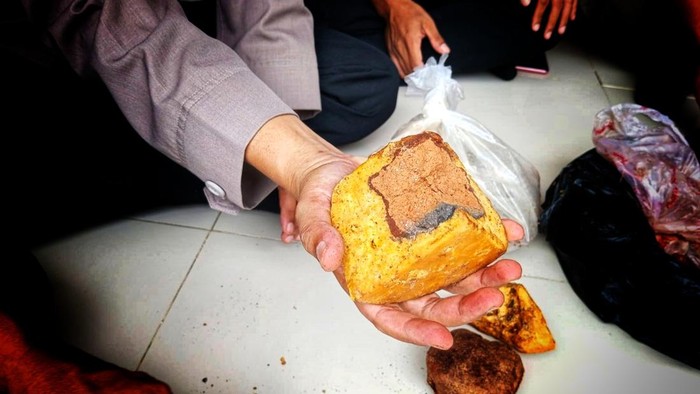Gula kelapa berisi bata merah di Sukabumi.