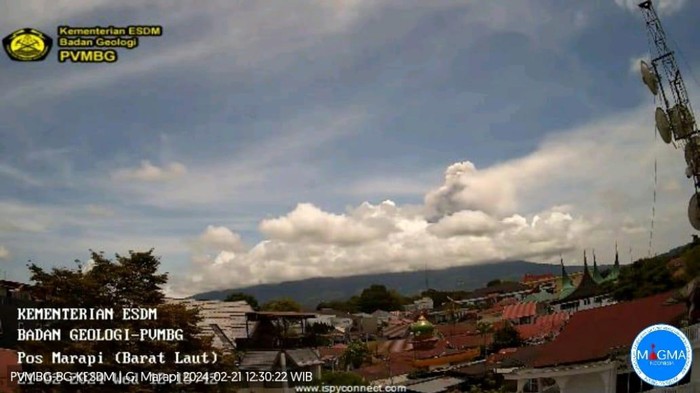 Gunung Marapi di Sumatera Barat mengalami erupsi siang ini. Lontaran abu vulkanik lebih dari 600 meter dari atas puncak. (Dok. PVMBG)