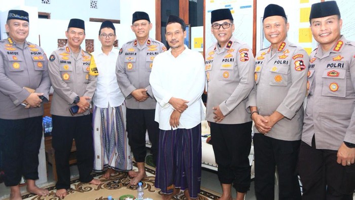Gus Baha menerima silaturahmi Tim Operasi Nusantara Cooling System (Ops NCS) Polri di kediamannya, Rabu (21/2/2024).