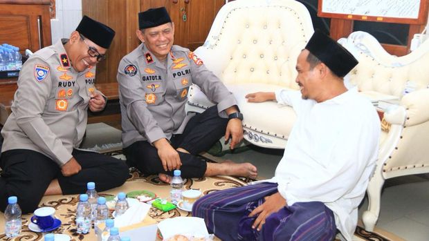 Gus Baha menerima silaturahmi Tim Operasi Nusantara Cooling System (Ops NCS) Polri di kediamannya, Rabu (21/2/2024).