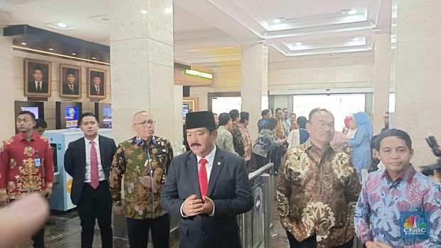 Hadi Tjahjanto di kantor ATR BPN. (CNBC Indonesia/Rosseno Aji)