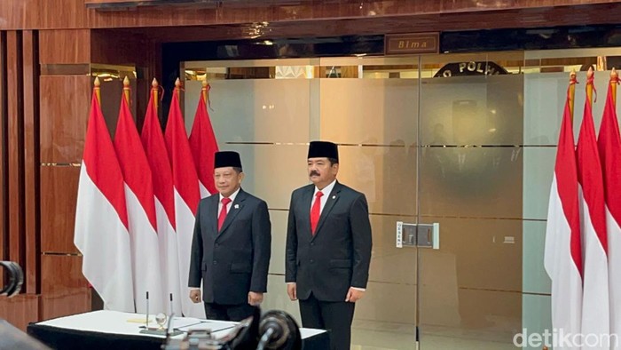 Hadi Tjahjanto resmi menerima jabatan Menko Polhukam dari Tito Karnavian yang sebelumnya menjabat sebagai Pelaksana Tugas atau Plt (Anggi/detikcom)