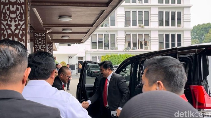 Hadi Tjahjanto tiba di kantor Kemenko Polhukam usai dilantik untuk sertijab Menko Polhukam dengan Tito Karnavian selaku Plt Menko Polhukam (Anggi/detikcom)