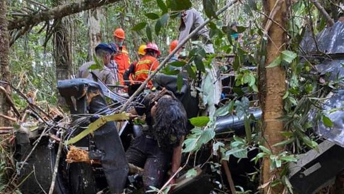 Helikopter sewaan PT Weda Bay Nickel (WBN) yang membawa tiga orang dan logistik perusahaan ditemukan jatuh di hutan Halmahera Tengah, Maluku Utara.