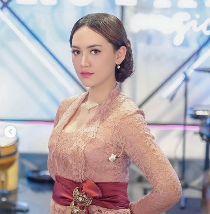 Happy Asmara Lagu Lamunan sedang populer dan kini dinyanyikan Happy Asmara. Berikut ini lirik bahasa Jawa dan terjemahannya, serta sekilas mengenai maknanya.