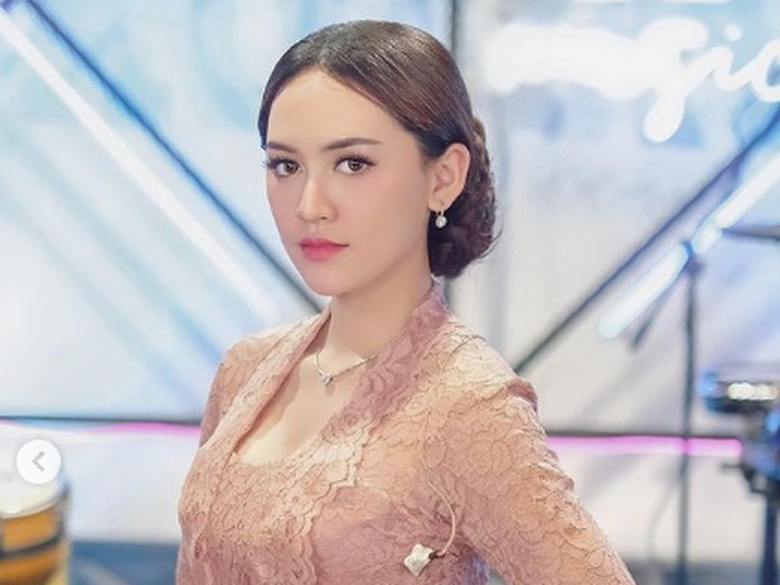 Happy Asmara Lagu Lamunan sedang populer dan kini dinyanyikan Happy Asmara. Berikut ini lirik bahasa Jawa dan terjemahannya, serta sekilas mengenai maknanya.