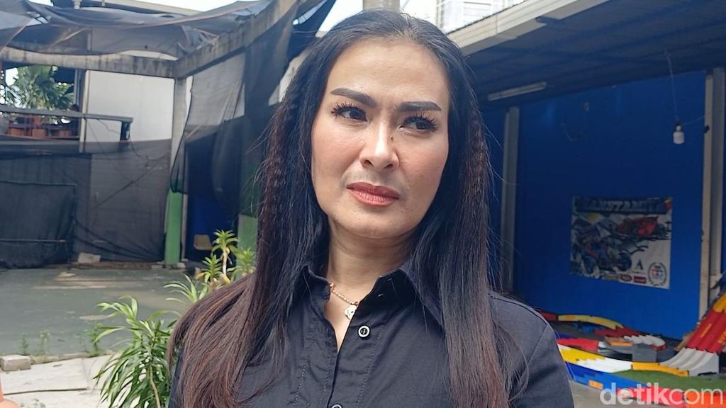 Iis Dahlia Bantu Mpok Alpa Urus BPJS untuk Pengobatan Kanker