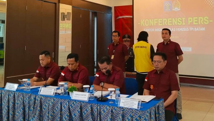 Imigrasi Batam deportasi seorang WN Jepang berstatus DPO di negaranya.(Dok. Istimewa)