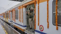 Petugas keamanan berjaga di gerbong kereta listrik di Srinagar, Kashmir, India, Selasa (20/2/2024).