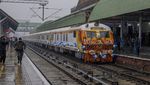 Kereta Listrik di Kashmir Dihias Bunga dan Balon