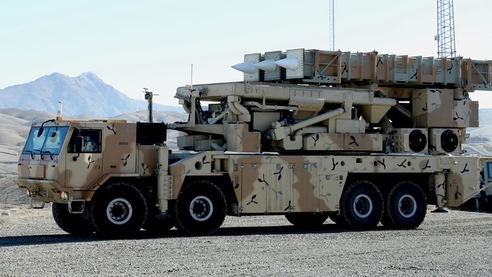 Iran Pamer Rudal Baru di Tengah Memanasnya Situasi Timur Tengah The long-range air defence system called Arman is displayed during an unveiling ceremony in Tehran, Iran, in this picture obtained on February 17, 2024. Iran's Defense Ministry/WANA (West Asia News Agency)/Handout via REUTERS ATTENTION EDITORS - THIS IMAGE HAS BEEN SUPPLIED BY A THIRD PARTY ATTENTION EDITORS - THIS PICTURE WAS PROVIDED BY A THIRD PARTY