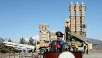 Menteri Pertahanan Iran Brigadir Jenderal Mohammad-Reza Ashtiani berbicara dalam konferensi pers selama upacara peresmian di Teheran, Iran.