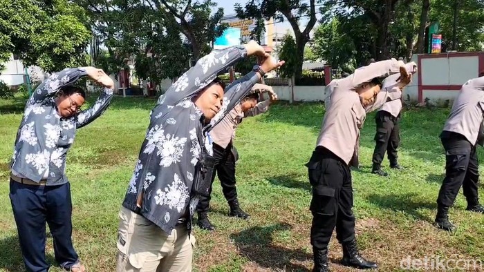 Jelang Rekapitulasi di Kota Pasuruan petugas pemilu senam caring