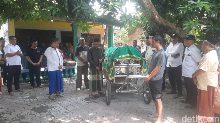 Jenazah anggota KPPS di Desa Lebo Sidoarjo yang meninggal diduga karena kelelahan,