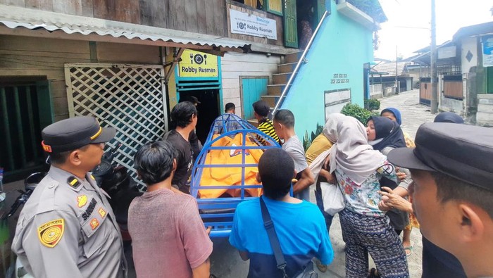 Jenazah YAP yang tewas gantung diri dievakuasi.